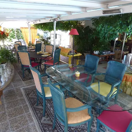 L'olivier - Piscine & Parking 3*