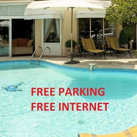 L'olivier - Piscine & Parking 3*
