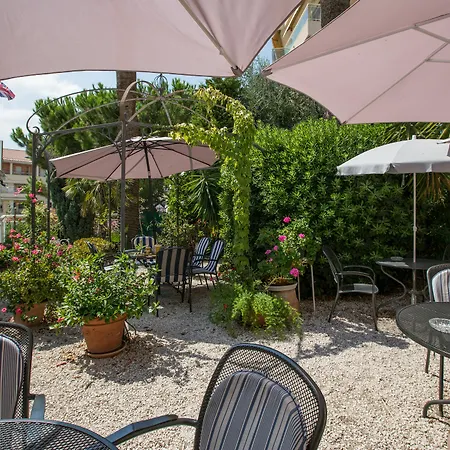 L'olivier - Piscine & Parking 3*