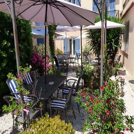 L'olivier - Piscine & Parking Szálloda 3*