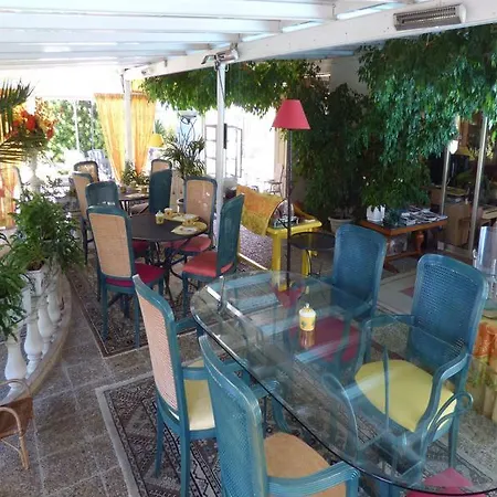 L'olivier - Piscine & Parking Szálloda 3*