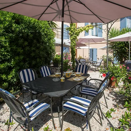 L'olivier - Piscine & Parking Szálloda 3*