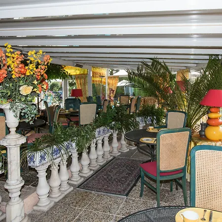 L'olivier - Piscine & Parking Szálloda 3*